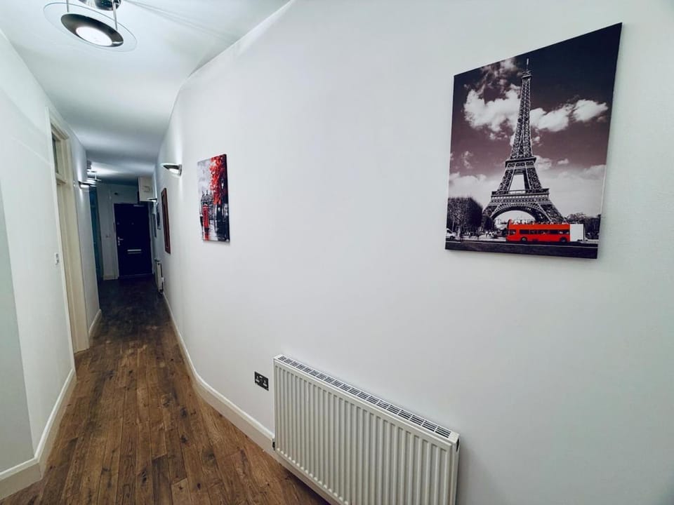 Efficient Single Room in a shared flat, Quiet Workspace & Central Bed and Breakfast in London