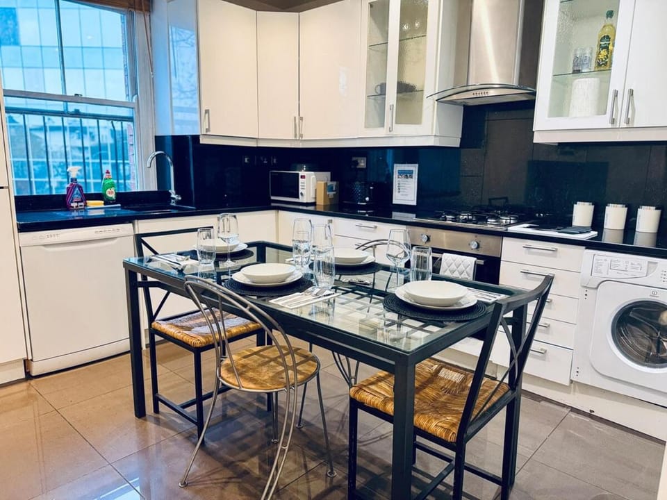 Efficient Single Room in a shared flat, Quiet Workspace & Central Bed and Breakfast in London