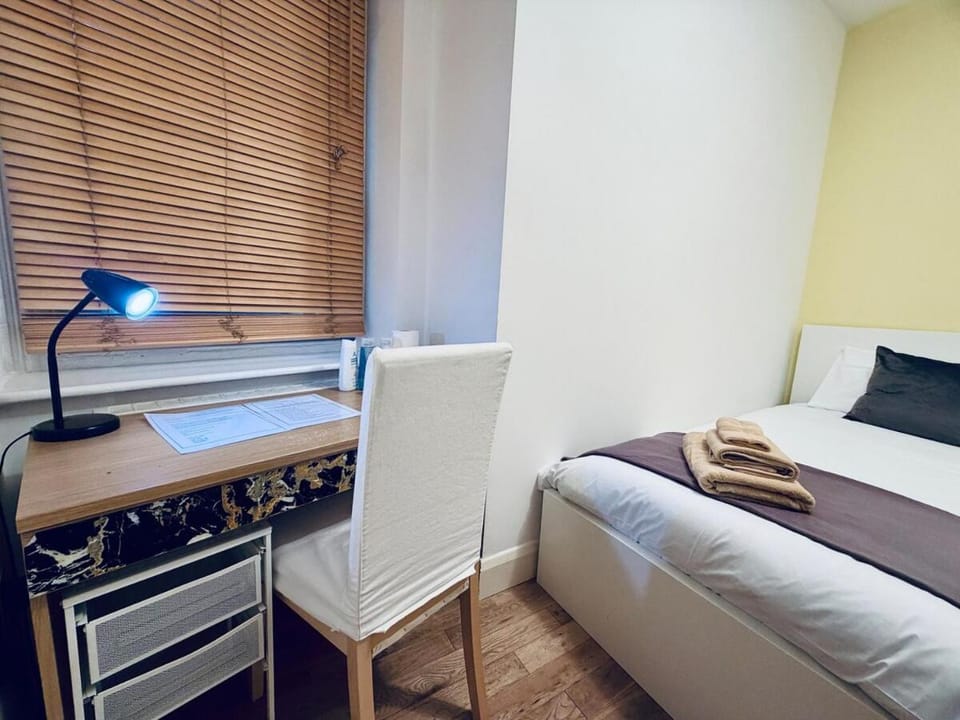 Efficient Single Room in a shared flat, Quiet Workspace & Central Bed and Breakfast in London