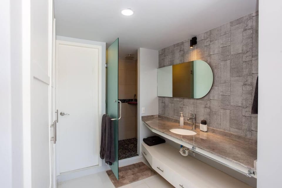 Shower, Toilet, Bathroom, towels