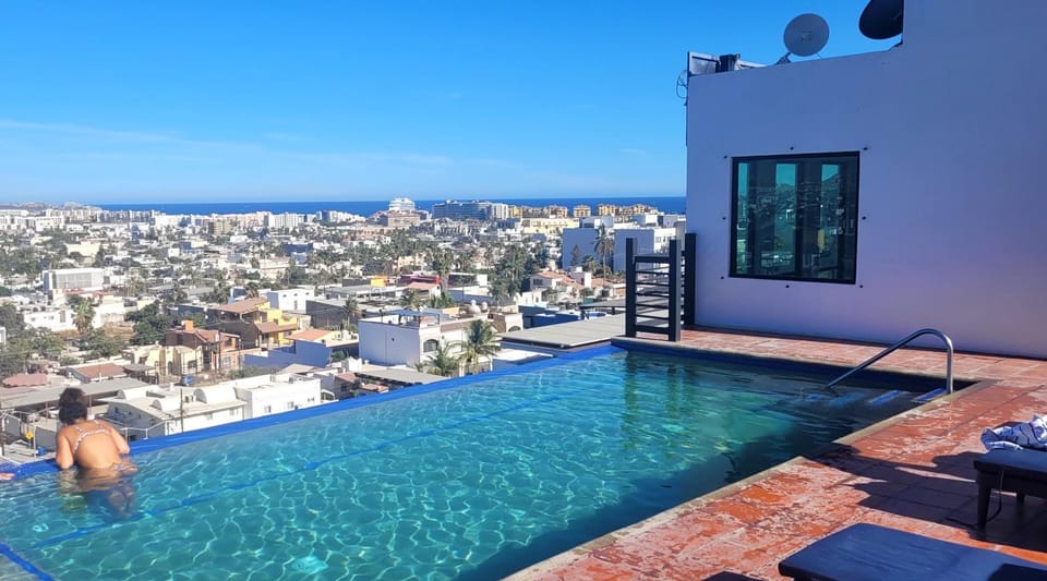 Property building, Day, City view, Sea view, Swimming pool, sunbed