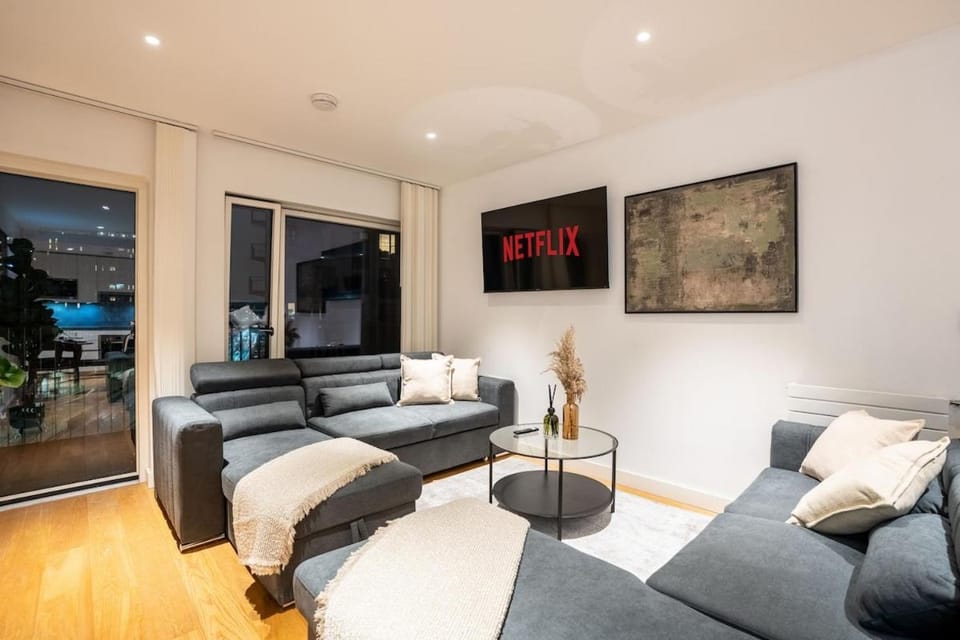 London 1BR Sleeps 6 - Near Stn Apartment in London