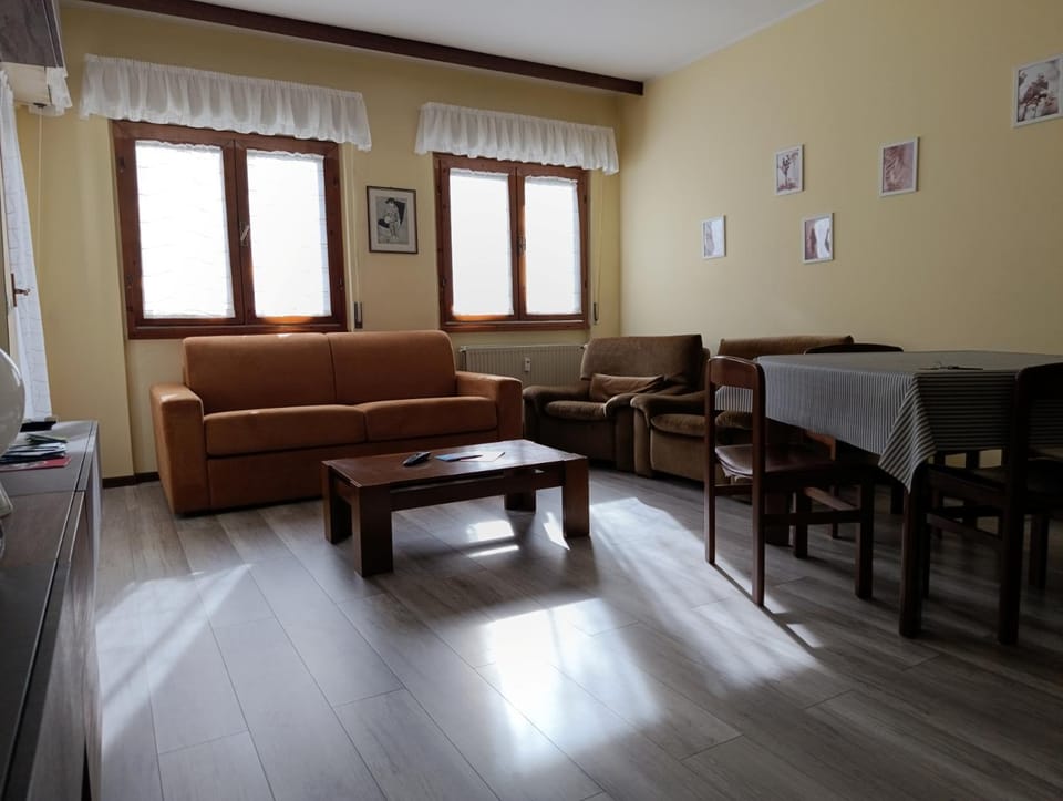 Day, Living room, Seating area