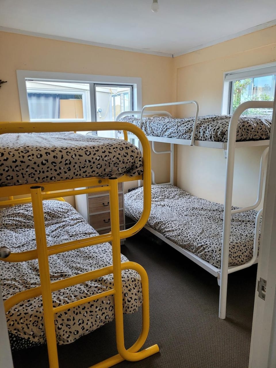 Oakura Family Bach, sleeps 10, one back from beach House in Northland