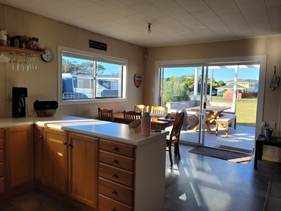 Oakura Family Bach, sleeps 10, one back from beach House in Northland