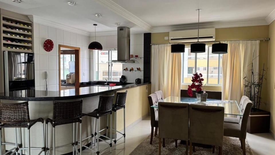 Kitchen or kitchenette, Dining area, air conditioner