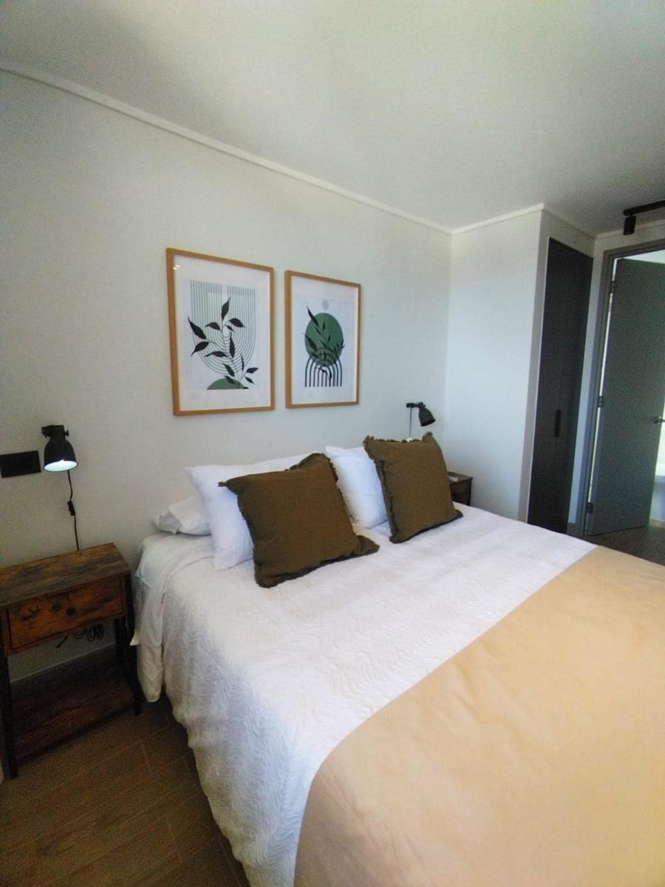 Bed, Photo of the whole room, Bedroom