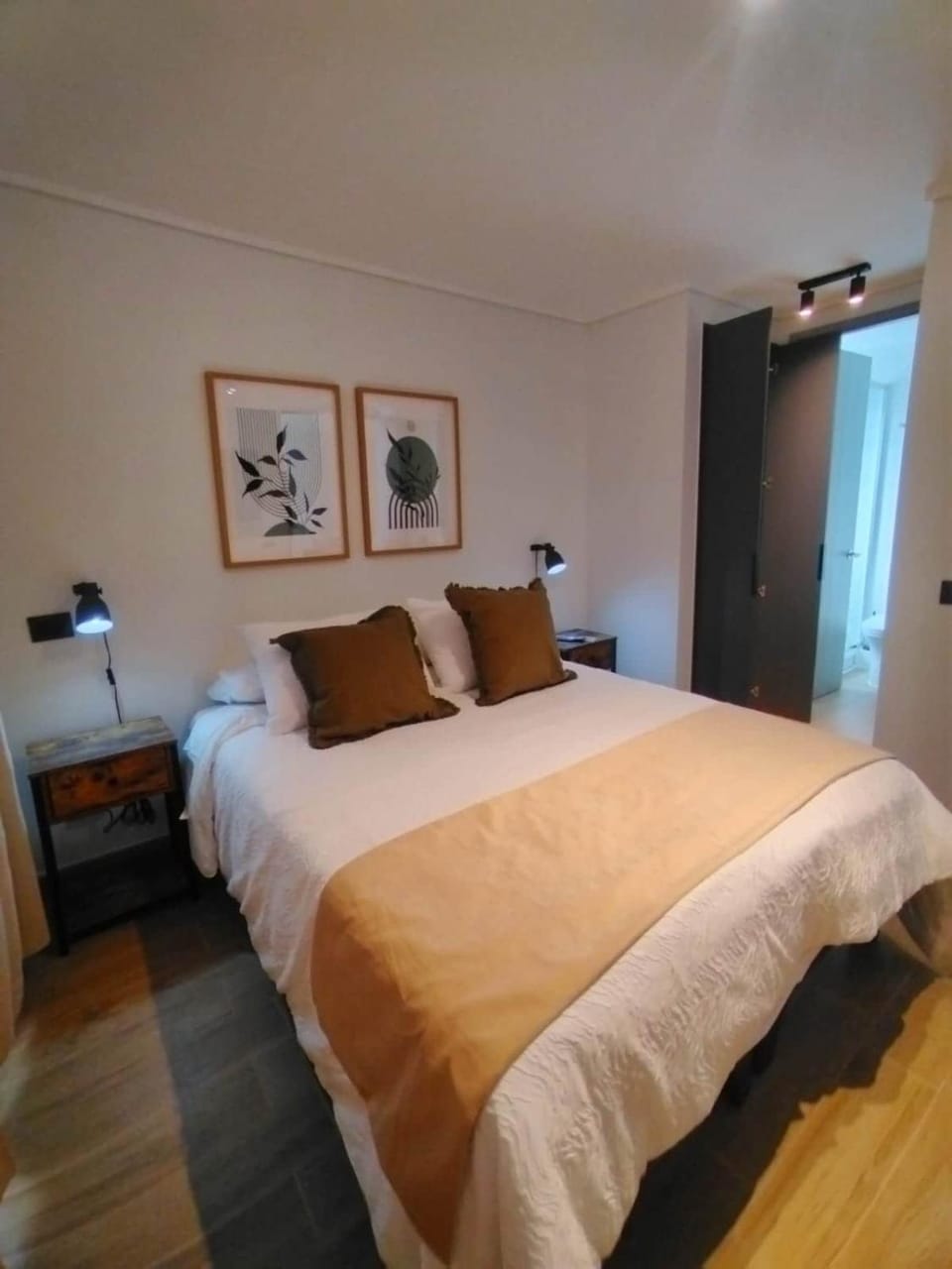Bed, Photo of the whole room, Bedroom