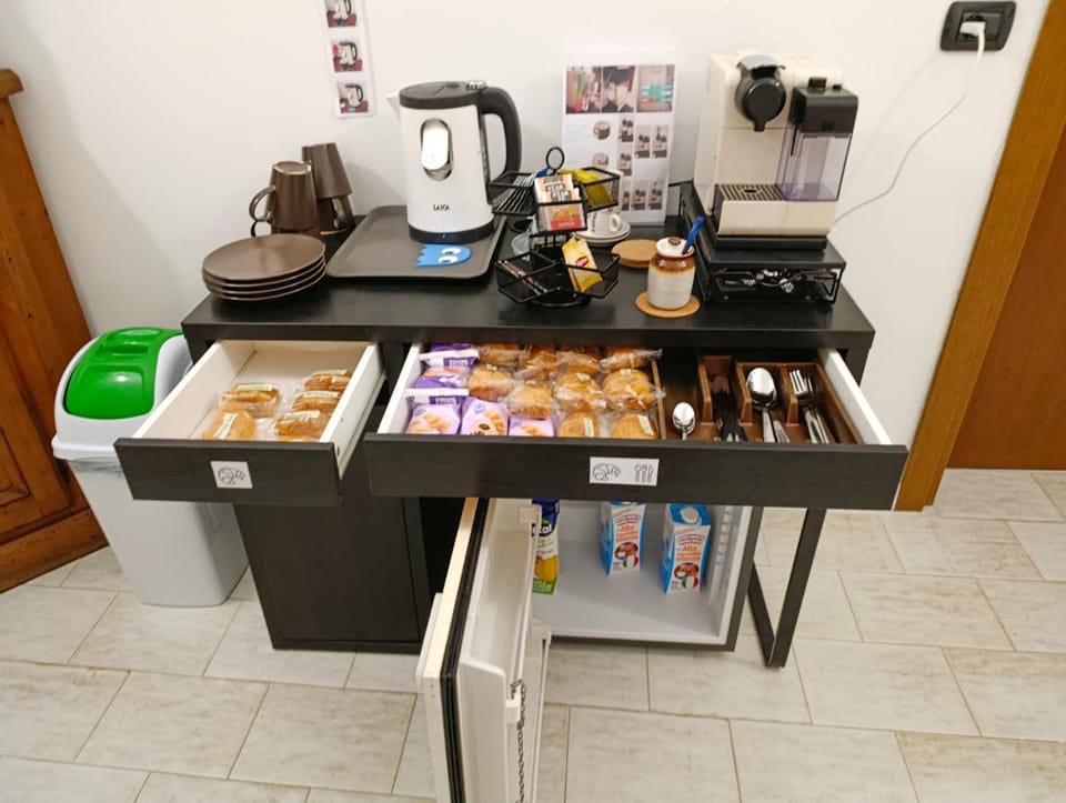 Coffee/tea facilities, Food and drinks, Food, Breakfast, minibar