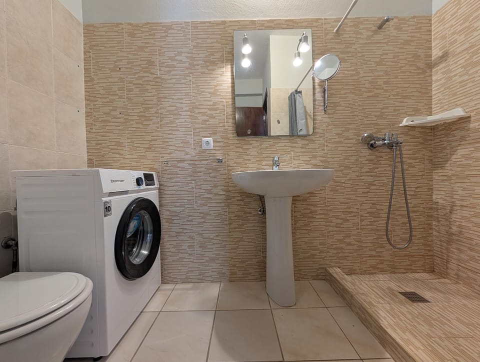 Bathroom, washing machine