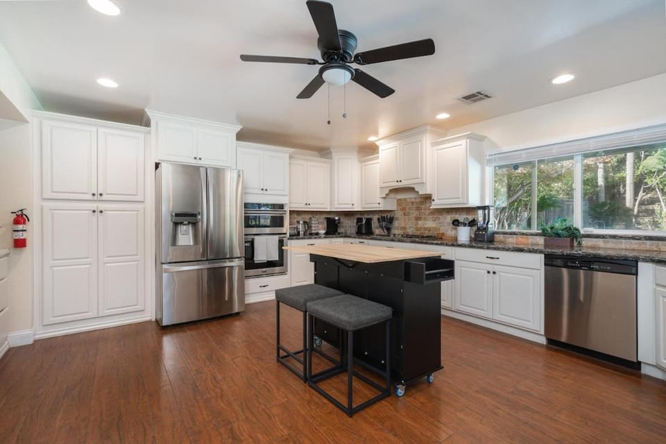 Your Poolside Hideaway House in Bakersfield
