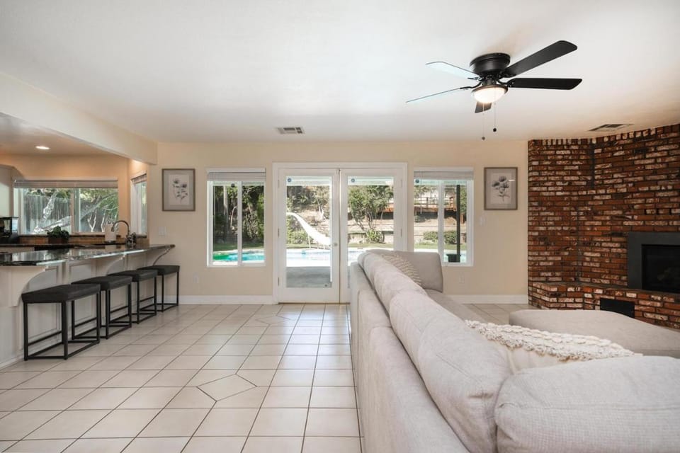 Your Poolside Hideaway House in Bakersfield