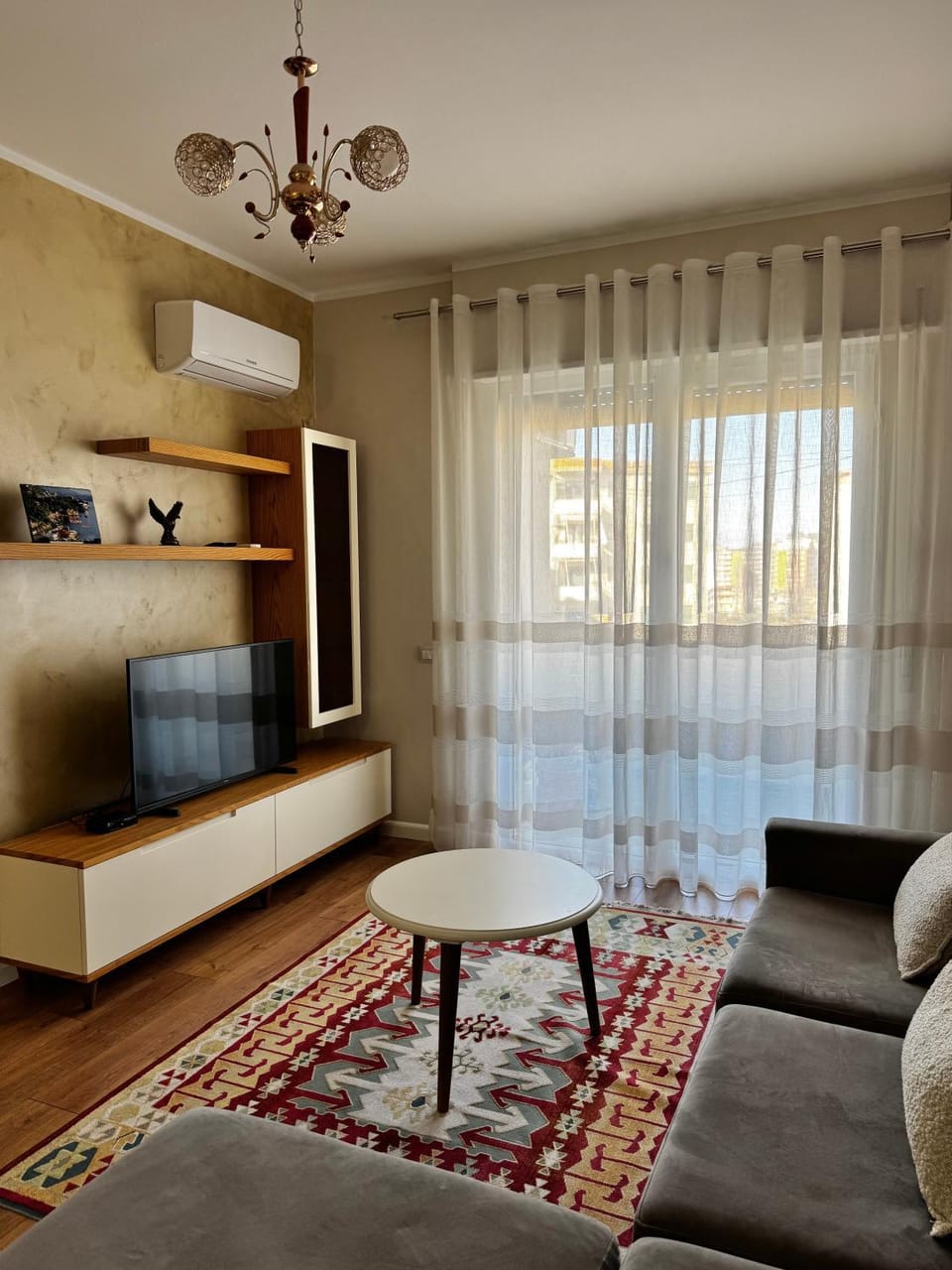 TV and multimedia, Living room, Seating area, air conditioner