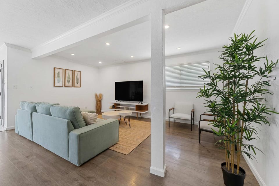 Newly Renovated 6BR 3BA Port Arthur Home with Hot Tub House in Port Arthur