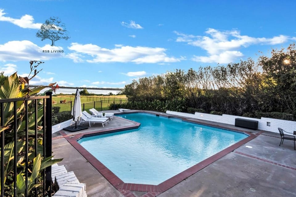 Lakefront Luxe 6BR 4B Home with Pool & Hot Tub Villa in Rowlett