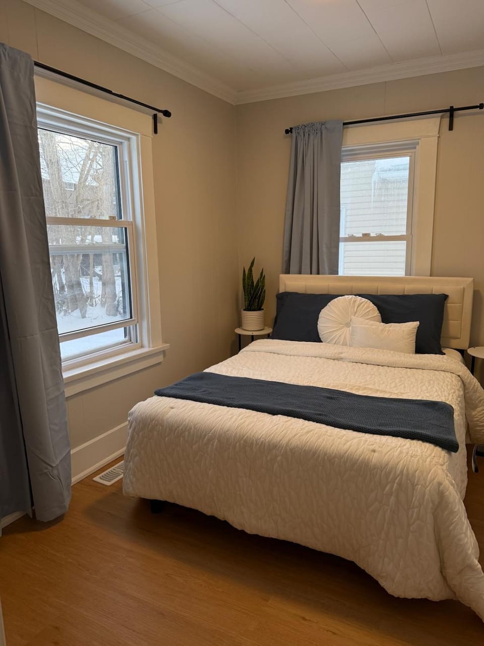 A home in Niagara falls- The Maple and Mist House in Niagara Falls