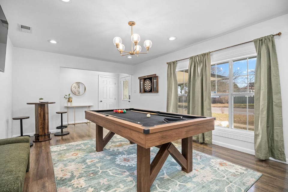 Billiard, Game Room