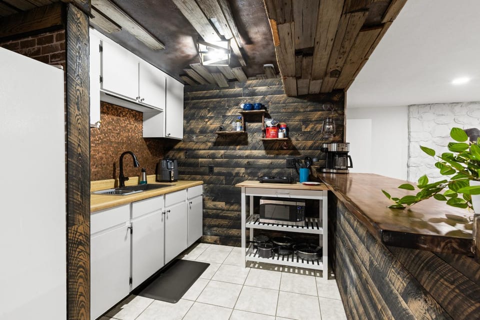 East Farmington Hideaway - Family Friendly Home Apartment in Farmington