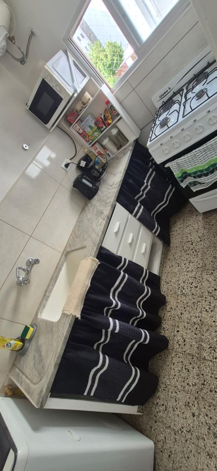 Kitchen or kitchenette, Breakfast, microwave, kitchen