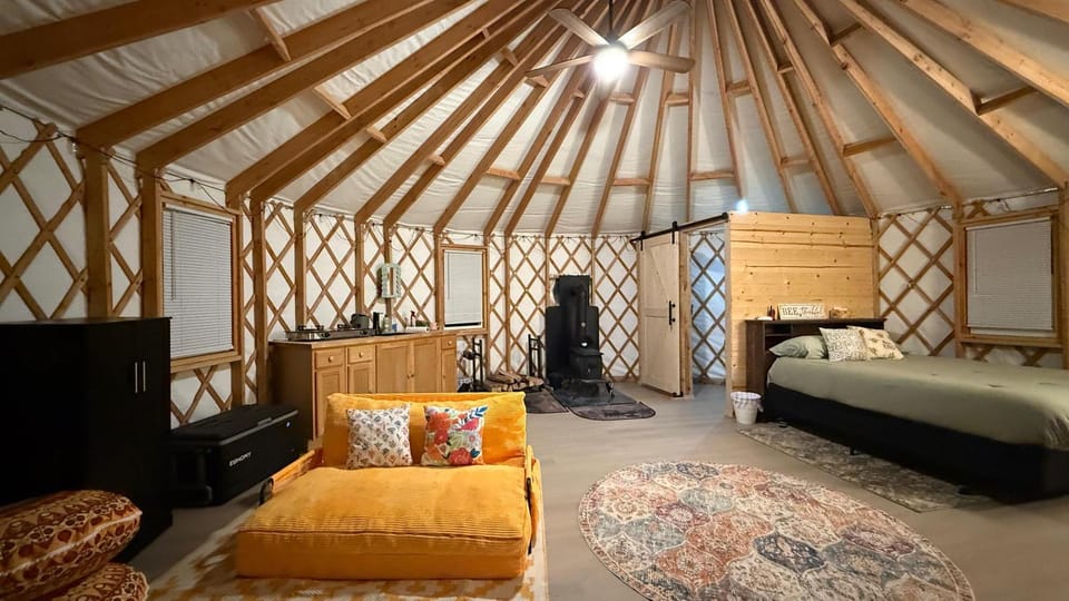 Bed, TV and multimedia, Photo of the whole room, Seating area, Bedroom