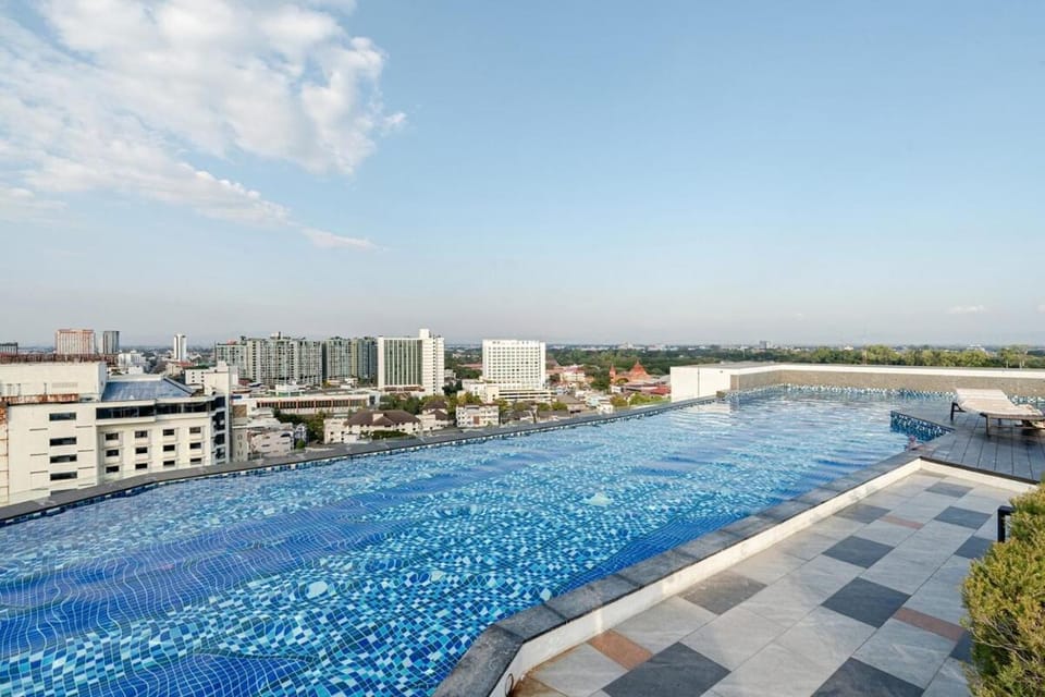 Top floor infinity pool apartment 11F complex 2BR Vacation preferred Free fitness Swimming Sauna Long-term rental Apartment in Chiang Mai