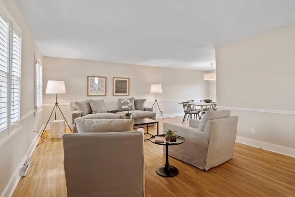 Charm of Southpark - 4 Beds & Backyard House in Charlotte