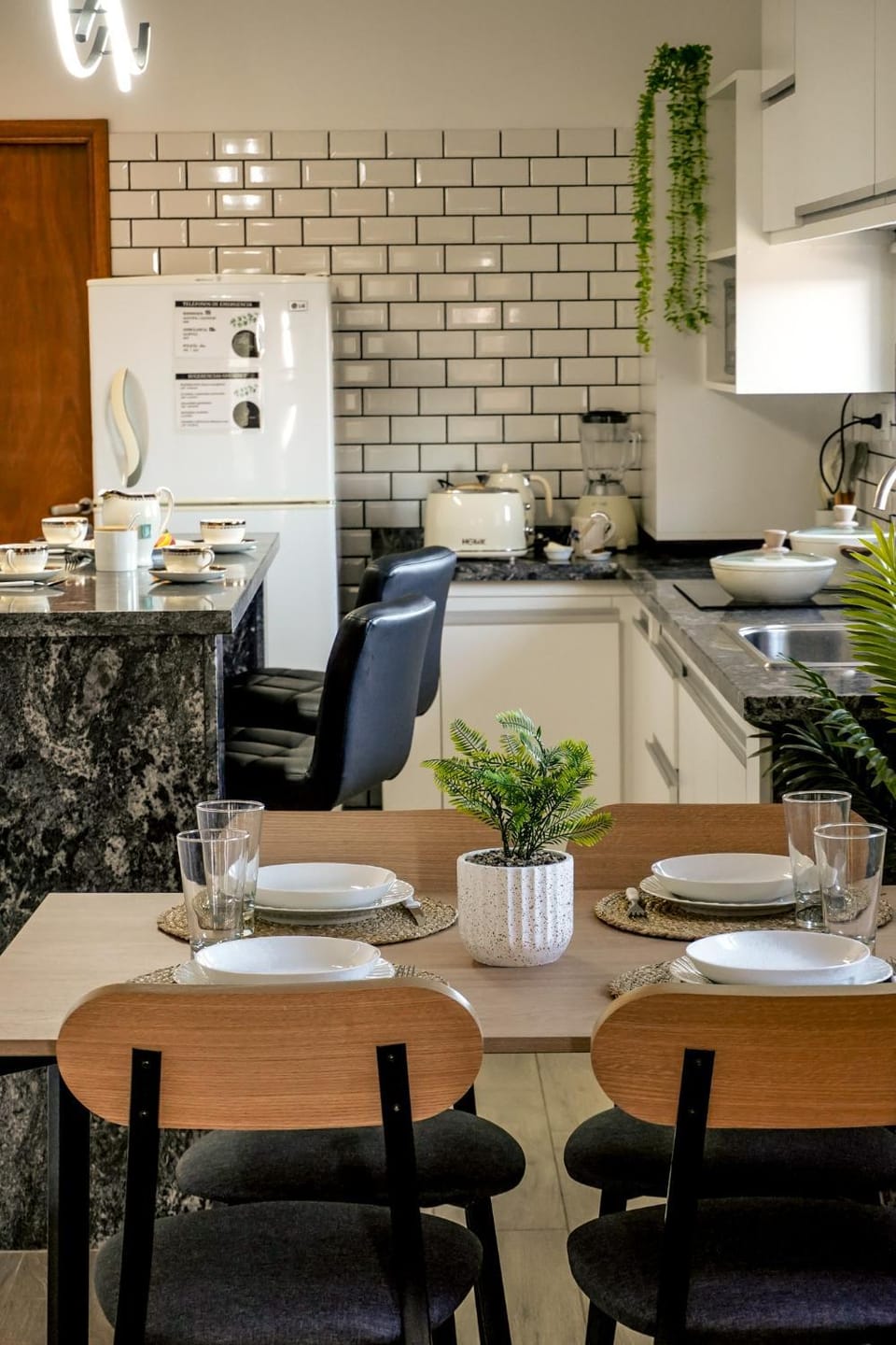 Kitchen or kitchenette, Living room, Food and drinks, Dining area