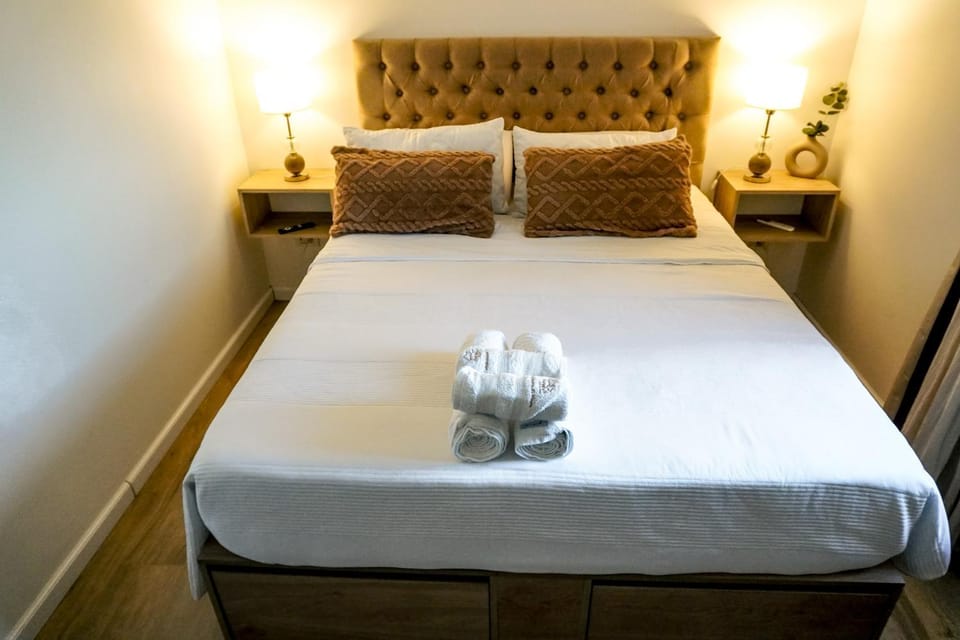 Bed, Photo of the whole room, Bedroom, towels