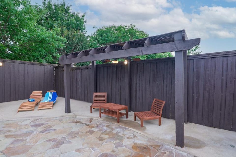 Prestigious 5BR 3B Home with Pool Sauna Game Room & Bar House in Garland
