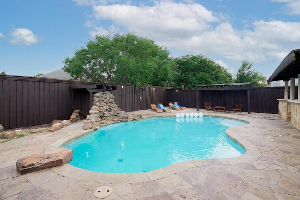 Prestigious 5BR 3B Home with Pool Sauna Game Room & Bar House in Garland