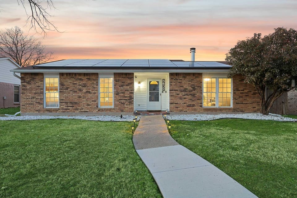 Charming 3BD 2BA Villa House in The Colony