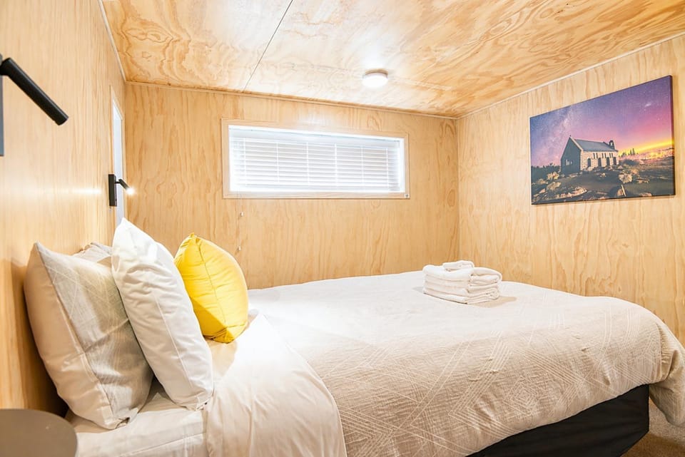 Nearby landmark, Bed, Bedroom, towels