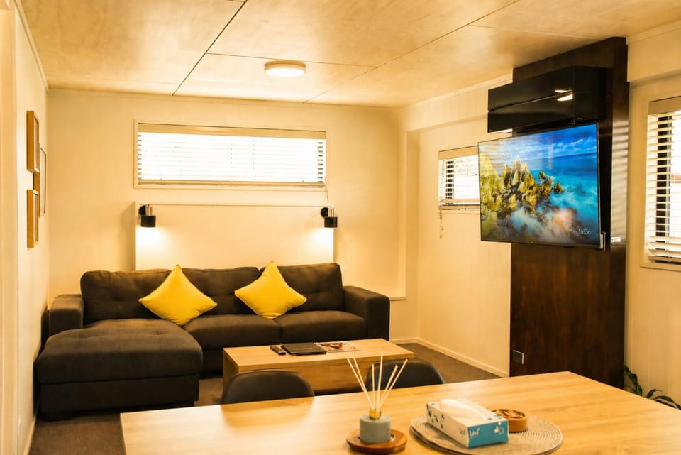 TV and multimedia, Seating area, Dining area, furniture, air conditioner