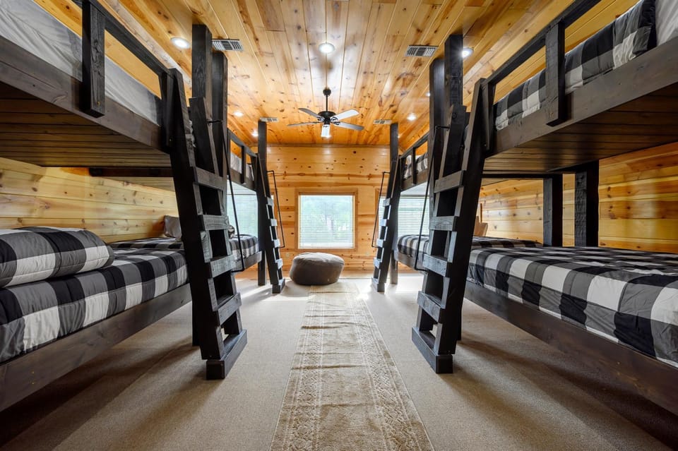 Heated Pool, 7 Bedroom Cabin, 6,000 Square Feet, Arcade! Cabin in Oklahoma