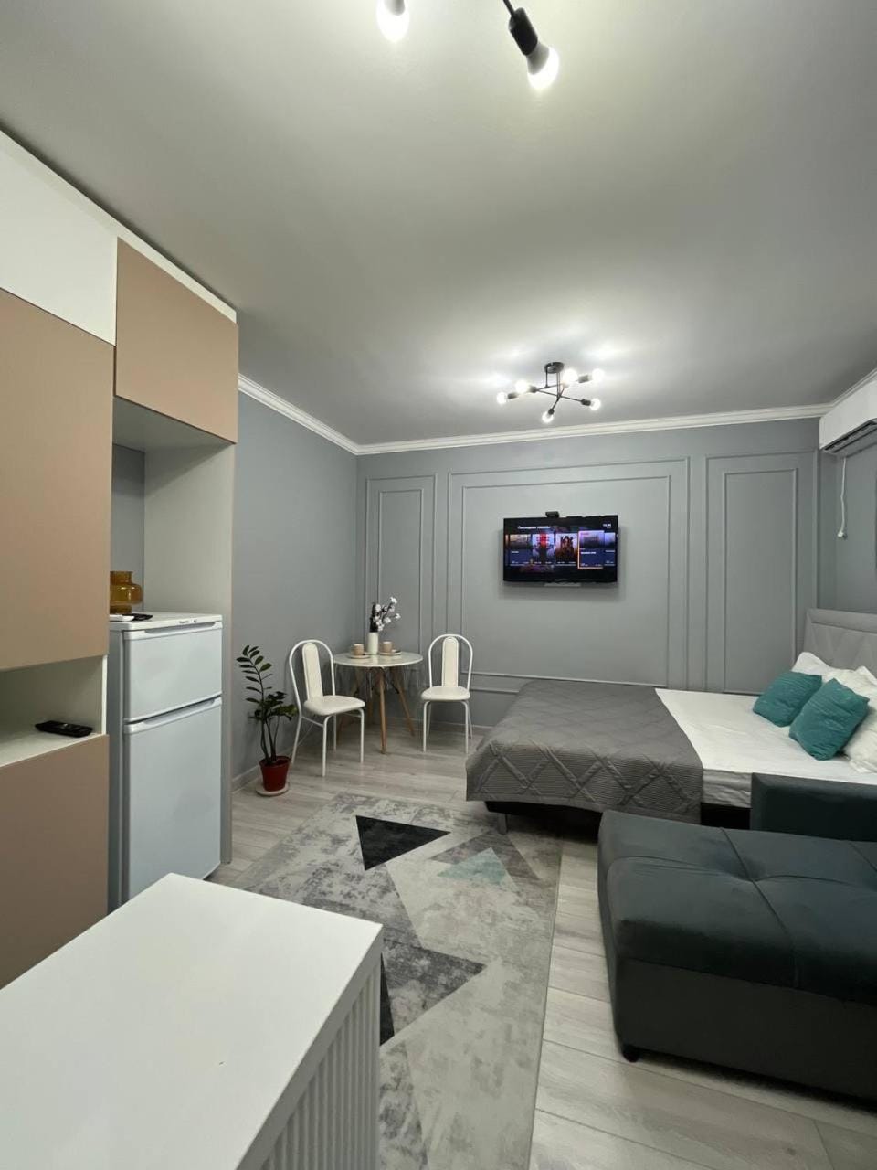 Bed, TV and multimedia, Kitchen or kitchenette, Living room, Photo of the whole room, Seating area, Dining area, Bedroom, hair dresser