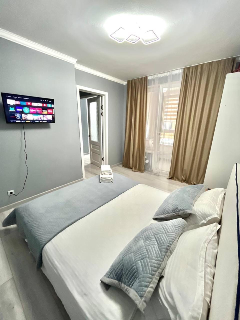 Bed, TV and multimedia, Photo of the whole room, Bedroom