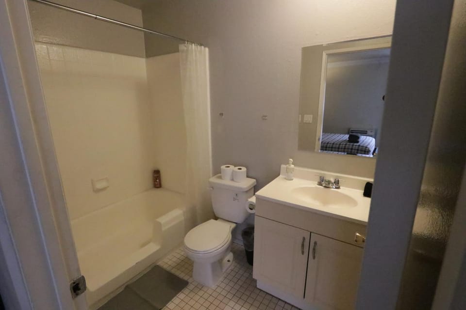 Beverly Hills Queen Bed Studio Apartment in Beverly Hills