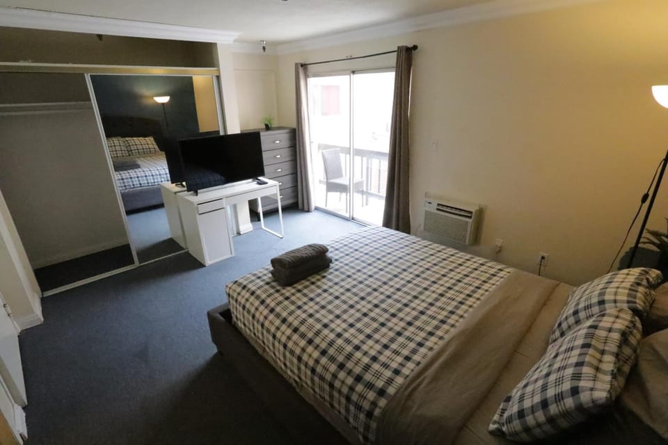 Beverly Hills Queen Bed Studio Apartment in Beverly Hills