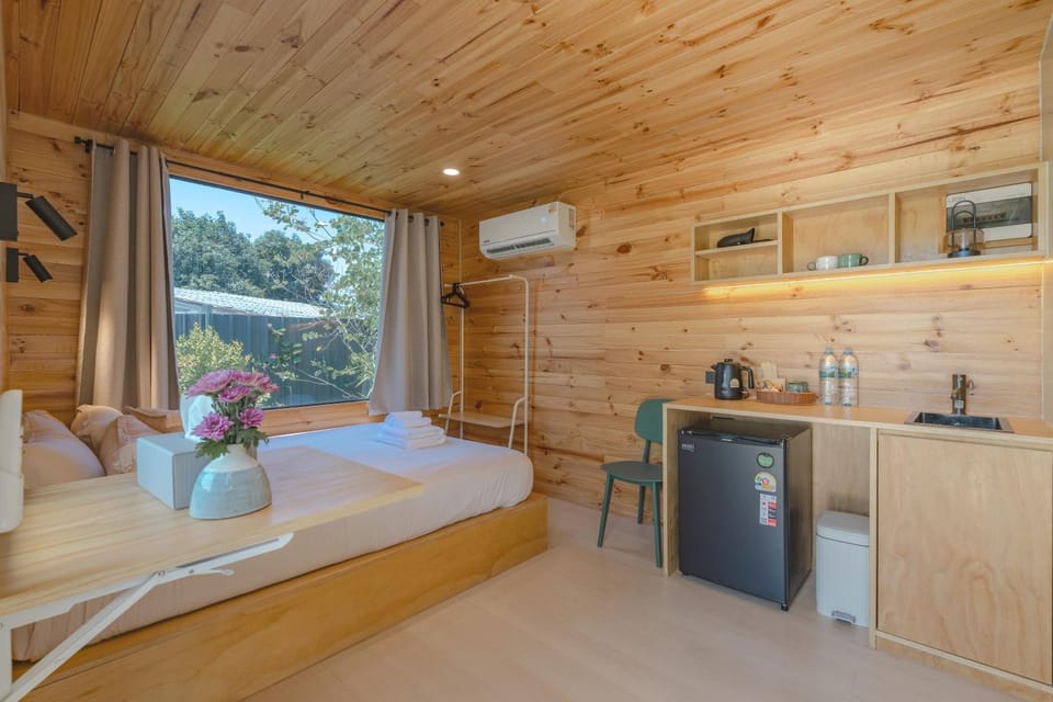 Bed, Bedroom, minibar, air conditioner