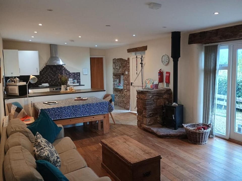 Kitchen or kitchenette, Living room, Seating area, Dining area