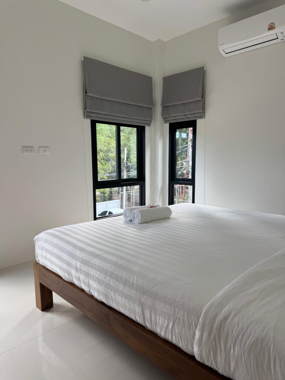 Bed, Bedroom, towels, air conditioner