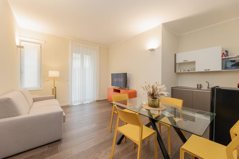 TV and multimedia, Kitchen or kitchenette, Living room, Seating area, Dining area