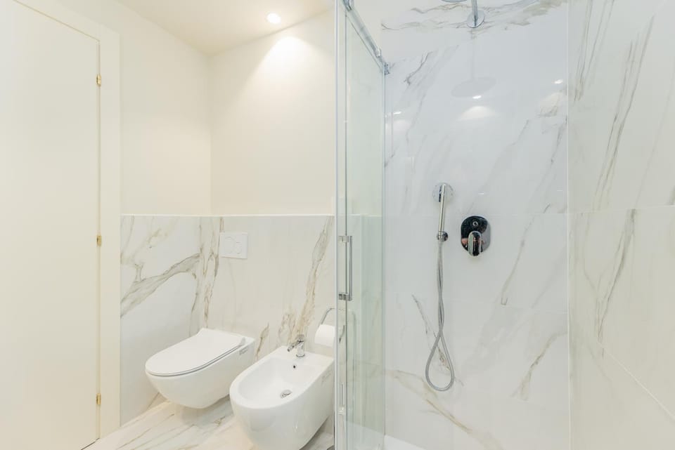 Shower, Toilet, Bathroom, bidet, towels