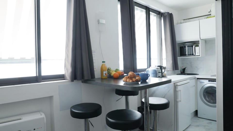 Kitchen or kitchenette, Living room, Food and drinks, Seating area, Dining area, Food, oven, stove, washing machine