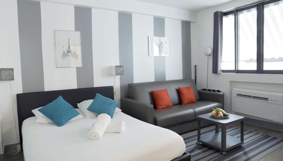Bed, Living room, Photo of the whole room, Seating area, Bedroom