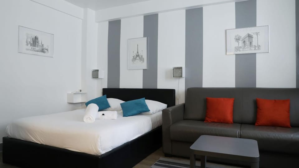 Bed, Living room, Photo of the whole room, Seating area, Bedroom