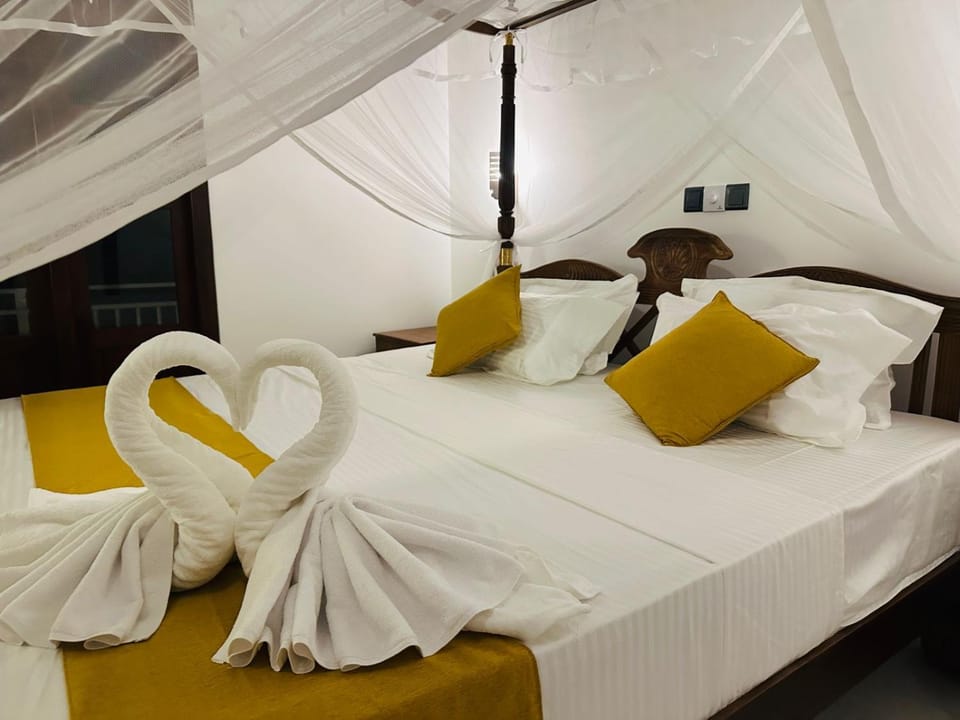 Bed, Bedroom, towels