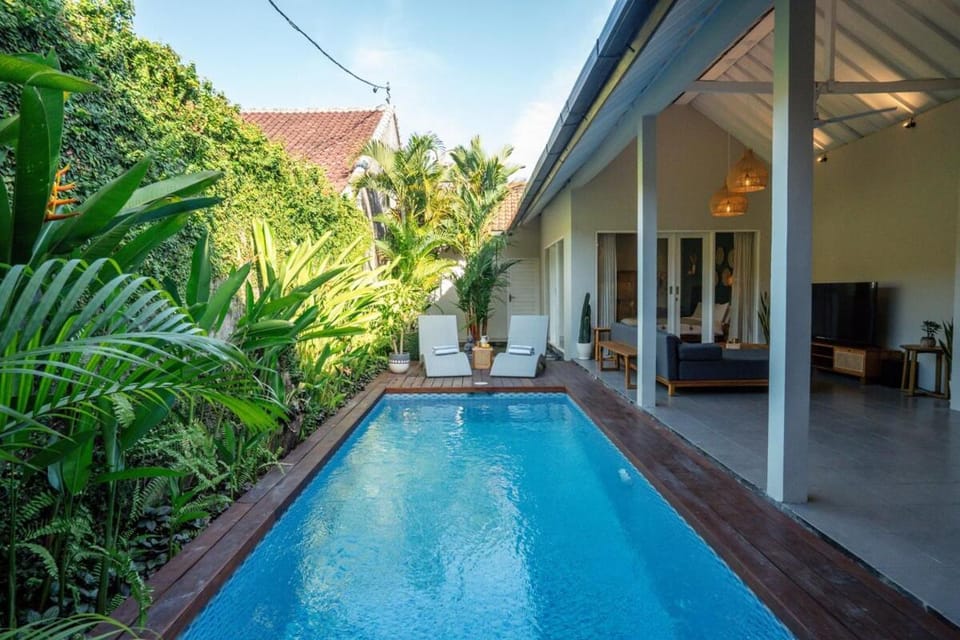 Casa Oliva - Tropical Pool Villa on Trendy Seminyak Eat Street Villa in North Kuta