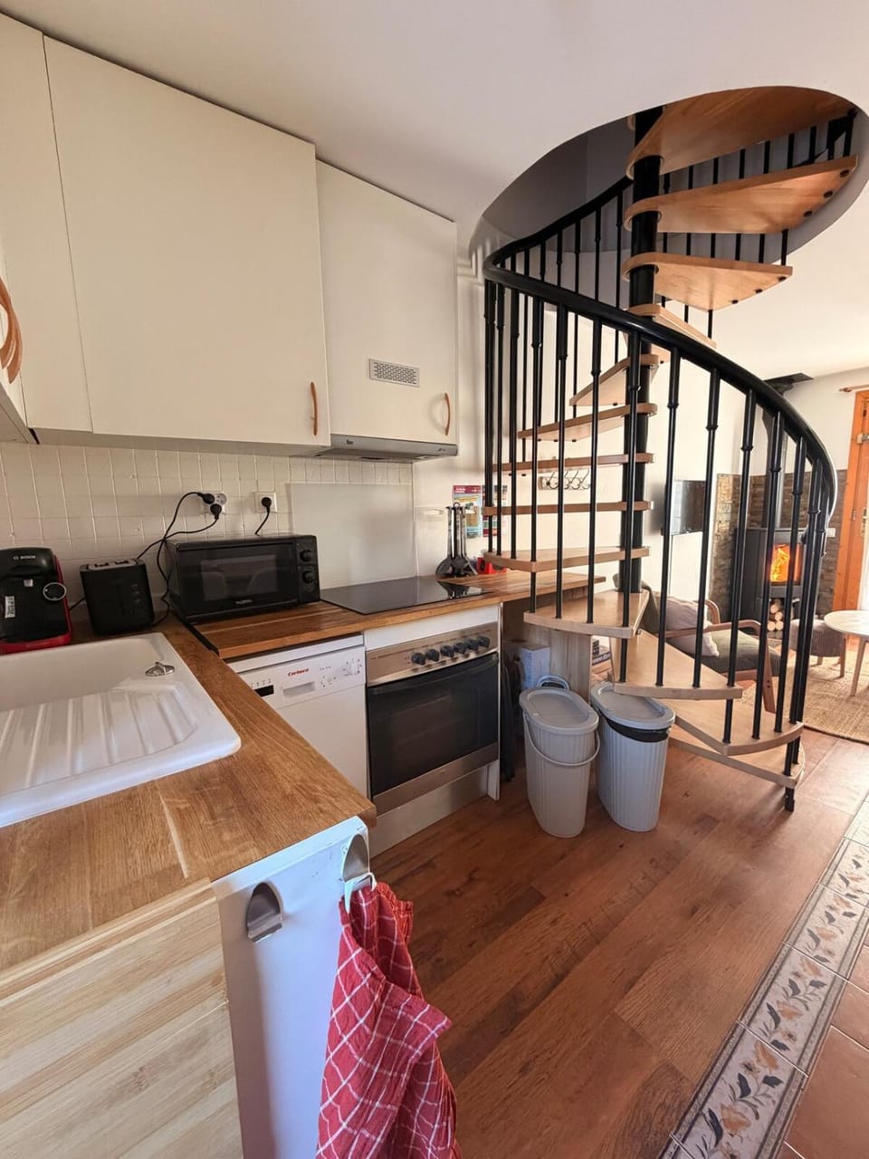 Kitchen or kitchenette, dishwasher, stove