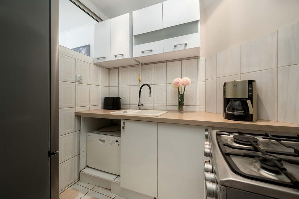 Coffee/tea facilities, Kitchen or kitchenette, stove
